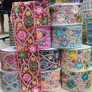 Tissu de satin de frontière de dentelle brodée décorative large faite sur commande 110 GSM tissé pour l'usage nuptial et ethnique - Product Image 1