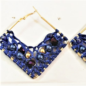 2024 nuevos pendientes simples de pompón para mujer, pendientes de aro de borla hechos a mano coloridos, joyería de oro más vendida a precio - Product Image 1