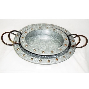 Plateau de service rond galvanisé avec poignées en bois pour la maison, le bureau, la fête, le mariage et le spa Plateau en métal galvanisé durable - Product Image 3