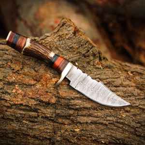 Cuchillo Skinner Personalizado de Acero de Damasco Forjado a Mano de Primera Calidad, Cuchillo de Hoja Fija para Acampar y Cazar al Aire Libre, Mango de Cuerno de Ciervo con Funda de Cuero - Product Image 2