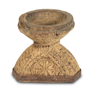 Bol sur piédestal en bois sculpté antique avec texture rustique, artisanat traditionnel, surface patinée - Product Image 1