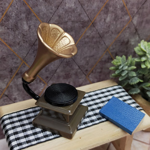 Gramófono de plástico estilo antiguo, miniatura decorativa con corneta dorada y tocadiscos negro para decoración del hogar, para mayores de 14 años. - Product Image 2