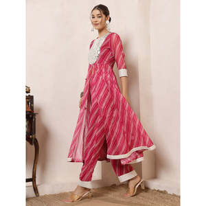 Traje Anarkali de chifón a rayas para mujer de Deebaco con pantalones Palazzo, conjunto bohemio de kurta con cuello redondo y manga 3/4 con bordado de encaje - Product Image 3