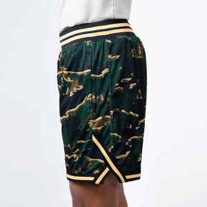 Shorts de basket-ball personnalisés en maille verte et noire avec imprimé rayures dorées motif tigre et taille côtelée - Product Image 3