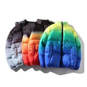 Chaqueta acolchada cálida de invierno para hombre con estampado de tinte DIP degradado personalizado, bombardero grueso de lona con cuello levantado y cortavientos con cremallera - Product Image 4