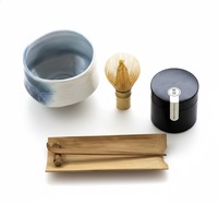 Kit de Matcha de qualité cérémonielle avec fouet en bambou, bol en céramique et outils, personnalisable avec logo, avec solution d'emballage en tiroir