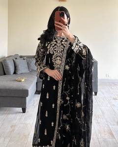 Traje Salwar de Color Negro para Bodas, en Faux Georgette con Trabajo de Lentejuelas - Product Image 3