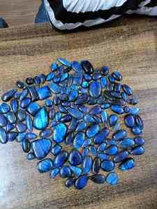 Labradorita de calidad AAA a granel a precio inmejorable Cabujón de labradorita azul Piedra preciosa de labradorita azul natural Tamaño libre - Product Image 3