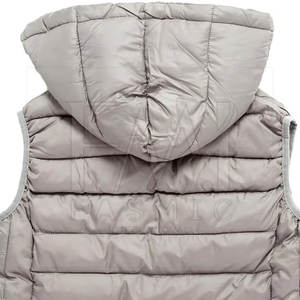 Chaleco acolchado con cremallera y capucha con diseño personalizado Chaleco acolchado de invierno de color sólido para mujer Hecho en Pakistán - Product Image 4