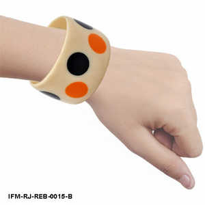 Brazalete de Resina Geométrico Cuadrado Único, Brazalete Artesanal de Dos Tonos, Joyería Artesanal Prime Quaintrelle, Regalo para Ella - Product Image 5