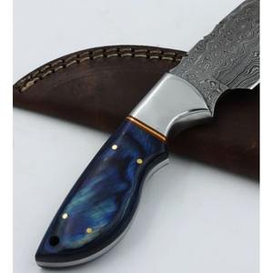 Couteau de chasse en acier damas fait à la main de survie couteau de Camping avec manche en bois de couleur cadeau d'anniversaire garçons d'honneur couteaux cadeaux - Product Image 2