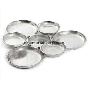 Plateau de service en métal plaqué argent au design vintage orné d'un attrait détaillé idéal pour les intérieurs classiques et la décoration patrimoniale - Product Image 6