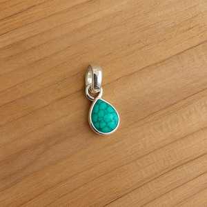 Collar con colgante de lágrima turquesa de plata de ley, regalo de joyería de piedras preciosas pequeñas para mujer, diseño hecho a mano - Product Image 1