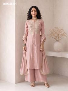 Fournisseur indien de costumes en soie romaine de qualité supérieure avec broderies, fentes avant et latérales, et ensemble pantalon palazzo et dupatta assortis. - Product Image 3
