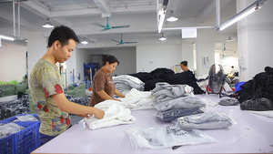 شورتات عصرية بطول الركبة بتصميم أوروبي وأمريكي مع رباط وشعار مطبوع مخصص - Product Image 5