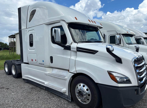 Camiones Usados Freightliner Cascadia 126 con Camarote, 2023 2022, Camión Semi con Camarote de 72 Pies, Detroit Automático - Product Image 3