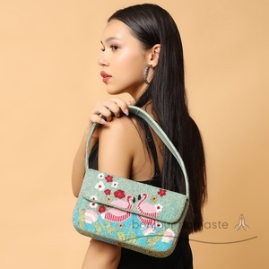 Borsa con perline realizzata a mano Design fenicotteri rosa | Borsa di tendenza ricamata a mano artigianale | Design ispirato al Designer - Product Image 3