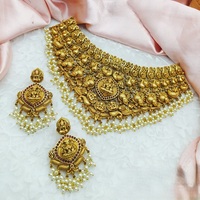 Parure de collier et boucles d'oreilles Jhumka de luxe plaqué or, motif Lakhmi Radiance, idéale pour fiançailles, mariages, fêtes, anniversaires et tenues de mariée, style tendance