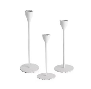 Bougeoir en fer noir au design élégant avec des détails artisanaux, idéal pour les mariages rustiques et les intérieurs confortables. - Product Image 4