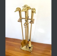 Ensemble de foyer en laiton de qualité supérieure avec des outils sûrs pour la chaleur et une structure artisanale parfaite pour un usage fréquent et une amélioration visuelle