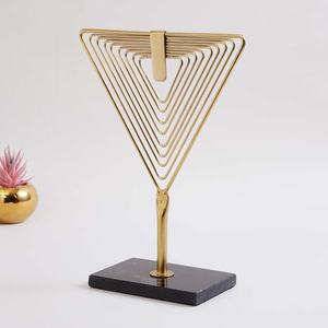 Objet de décoration artisanal contemporain en métal et marbre, personnalisé pour la décoration de la maison - Product Image 1