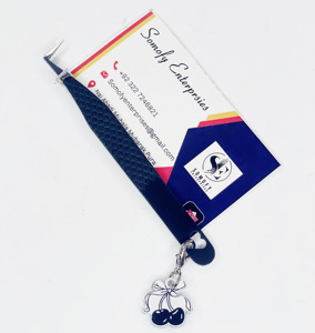 Pince à cils antistatique durable en acier inoxydable à pointe de fibre de 90 degrés avec breloques en forme de cerise - Product Image 2