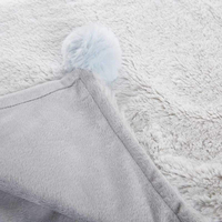Vente en gros de couvertures de lit pour nouveau-nés en fourrure de lapin résistantes au rétrécissement couvertures de couette pour bébé en polaire simple avec pompon