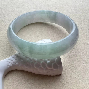 กำไลข้อมือแฟชั่นเรซินสีขาวสวยสง่าและทันสมัย | กำไลอะคริลิกเรซินแฟนซีพร้อมงานฝีมือรูปพระจันทร์เสี้ยว - Product Image 1