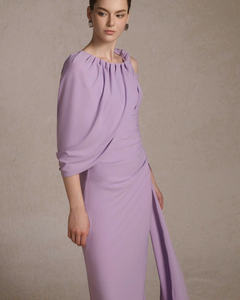 Robe de créateur minimaliste avec une taille cintrée délicate, fabriquée en tissu de soie douce de qualité supérieure, fabriquée au Vietnam - Product Image 4