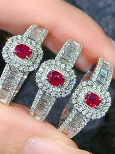 Anillo Clásico de Hombre de Lujo con Diamante Moissanite VVS y Rubí en Plata 925, Chapado en Oro Blanco de 14K, Engaste de Garra Premium - Product Image 6