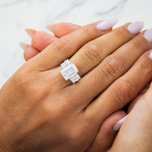 Anillo de Compromiso de Diamante Corte Esmeralda Platino de 5.10ctw, Diamantes Cultivados en Laboratorio Certificados por IGI, Estilo Clásico para Mujer - Product Image 2