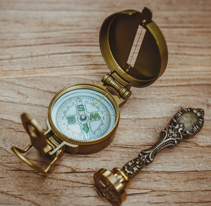 เข็มทิศทองแดงแท้สไตล์วินเทจสุดเทรนดี้ พร้อมฝาปิดแบบพลิกได้ ชุดซีลแลคเกอร์แบบพกพา เหมาะสำหรับแคมป์ปิ้ง ของขวัญสำหรับคู่รัก ของขวัญคริสต์มาส - Product Image 1