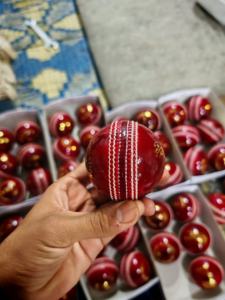 Pelotas de Críquet de Cuero Duro de Alta Calidad, Marca Personalizada, Hechas a Mano y a Máquina - Product Image 3