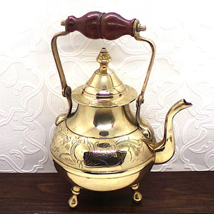 Bouilloire en laiton antique d'Inde avec une poignée à charnière en bois, théière en laiton vintage, théière indienne, bouilloire en laiton antique. - Product Image 2