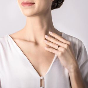 แหวนแต่งงานเพชรสีดำและสีขาวทรงกลมตัด4ง่าม - Product Image 1