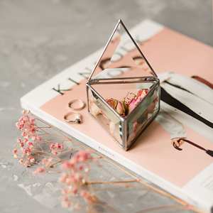 Boîte à bagues en verre en forme de triangle Organisateur de bijoux en verre et métal Cadre polonais antique pour fiançailles de mariage d'anniversaire - Product Image 5