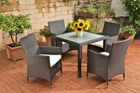 Ensemble de salle à manger en osier de style ferme moderne pour l'extérieur avec table en verre pour patio et cuisine