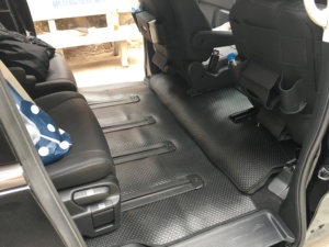 พรมปูพื้นรถยนต์ KATA Mitsubishi Xpander แบบเต็มชุด ผลิตตามขนาดพอดี วัสดุ PVC หนา 5 มม. 3 ชิ้น กันน้ำ ไร้กลิ่น ทำความสะอาดง่าย ทนทาน - Product Image 4