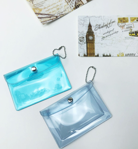 กระเป๋าใส่เหรียญแบบพับได้พิมพ์ลายกันน้ำ PVC สีใสประกายวิบวับ พร้อมสายคล้องคอและกระดุมปิด - Product Image 1