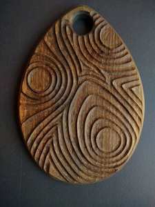 Tabla de cortar de tallado en madera con rejilla y mango Decoración de cocina rústica Tabla de preparación de alimentos de madera hecha a mano - Product Image 4