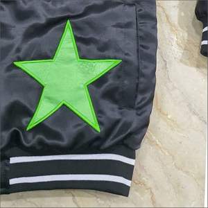 Vente en gros de veste universitaire d'hiver personnalisée style solide veste de baseball en soie et satin de rue brodée sur le devant tissu peigné - Product Image 6