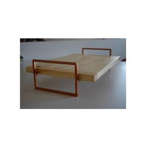 Bandeja de madera para servir con asas decorativas de metal para uso en mesa de desayuno y accesorios de cocina elegantes - Product Image 1