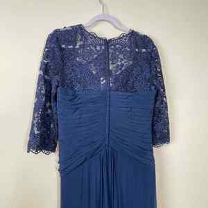 Abito da sera La Femme Navy taglia 10, modello a colonna, in chiffon, con drappeggio e vita impero, ideale per matrimoni e feste, lunghezza al pavimento - Product Image 5
