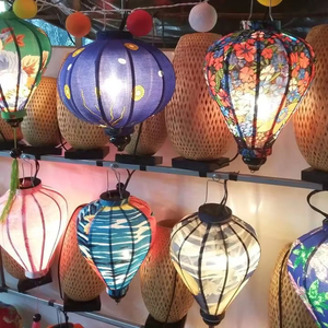 Lanterne en soie vietnamienne jonc de mer lanterne suspendue et abat-jour en rotin bon marché pour la maison fête de mariage jardin décoration cadeau artisanat - Product Image 1