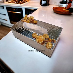 Grande boîte en métal poli brillant de couleur argent à texture martelée avec fleurs et feuilles plaquées or Porte-mouchoirs et boîte de créateur - Product Image 1