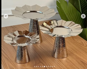 Vente en gros Inde de plateaux décoratifs de luxe en métal doré et argenté en acier inoxydable avec bols en forme de fleur polie brillante - Product Image 1