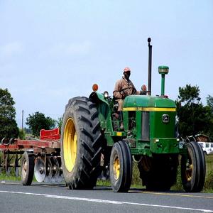 Tractor John Deeree 3140 de calidad superior a la venta Compre hoy Servicio de entrega rápida Equipo confiable y duradero - Product Image 1