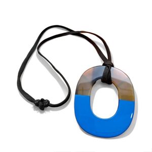 Collier pendentif en forme de trapèze en corne de buffle bleu Ensemble cadeau personnel de style moderne fait à la main - Product Image 1