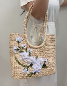 กระเป๋าสะพายไหล่ผักตบชวาพรีเมี่ยมทำด้วยมือกระเป๋าสะพายทรงรีสวยงามทนทานสวมใส่สบายของตกแต่งลายดอกไม้วินเทจแบบเปิด - Product Image 1