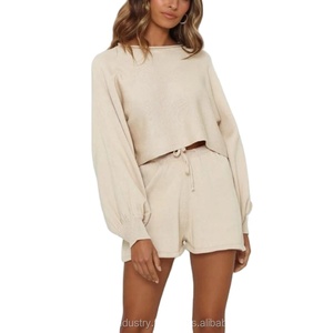 2025 femmes Streetwear 2 pièces ensemble à manches courtes pull à capuche et pantalon court avec bouton détail 100% coton polaire pour l'automne - Product Image 6